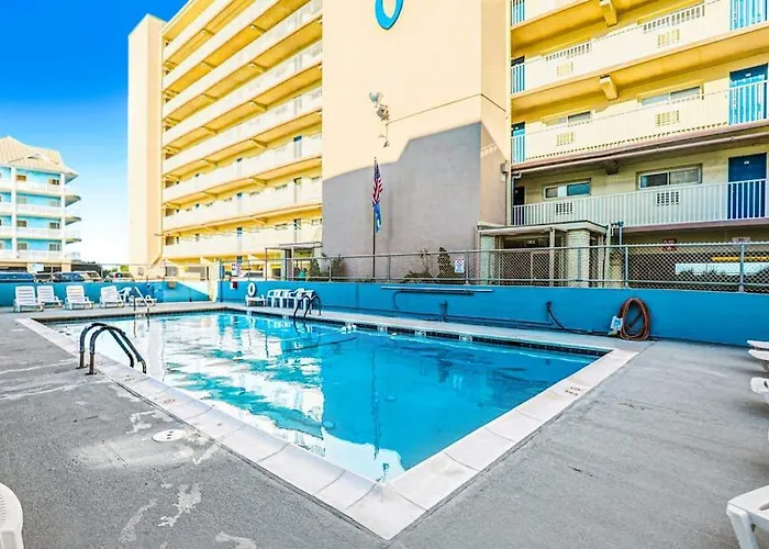 Oceanfront Calypso With Ocean View Balcony Wifi Laundry & Shared Pool Holiday home