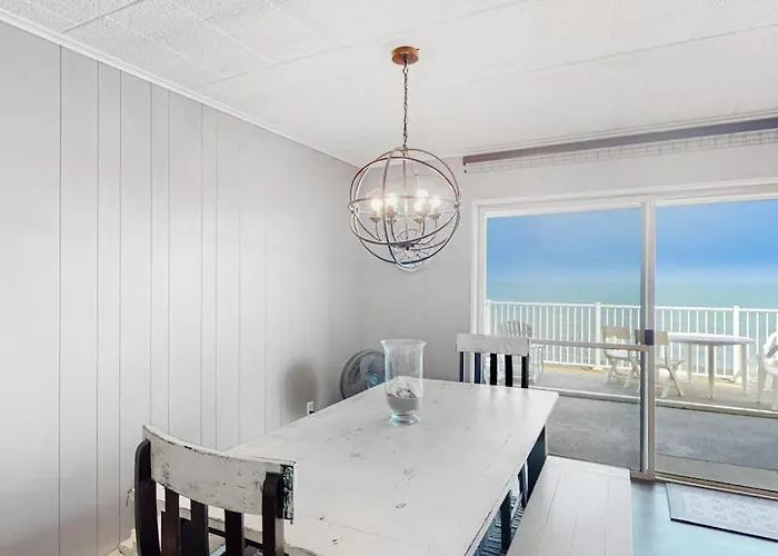 Holiday home Oceanfront Calypso With Ocean View Balcony Wifi Laundry & Shared Pool *