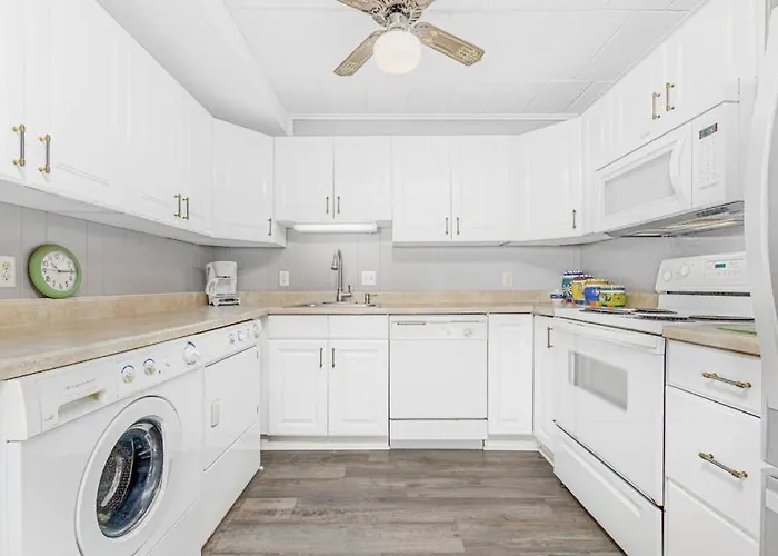 Holiday home Oceanfront Calypso With Ocean View Balcony Wifi Laundry & Shared Pool *