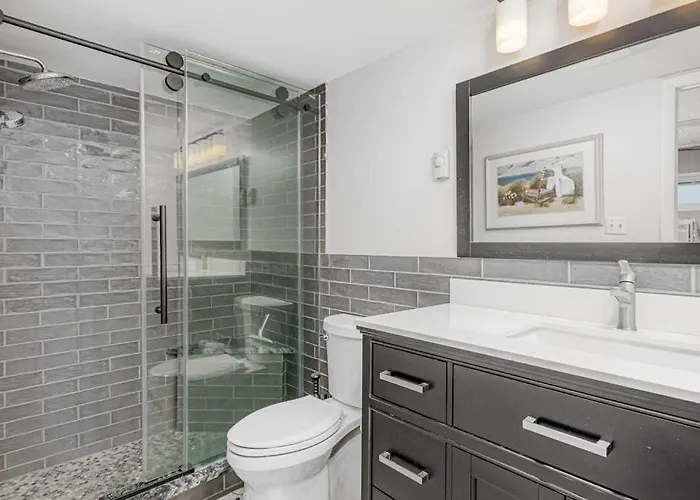 Oceanfront Calypso With Ocean View Balcony Wifi Laundry & Shared Pool Holiday home *