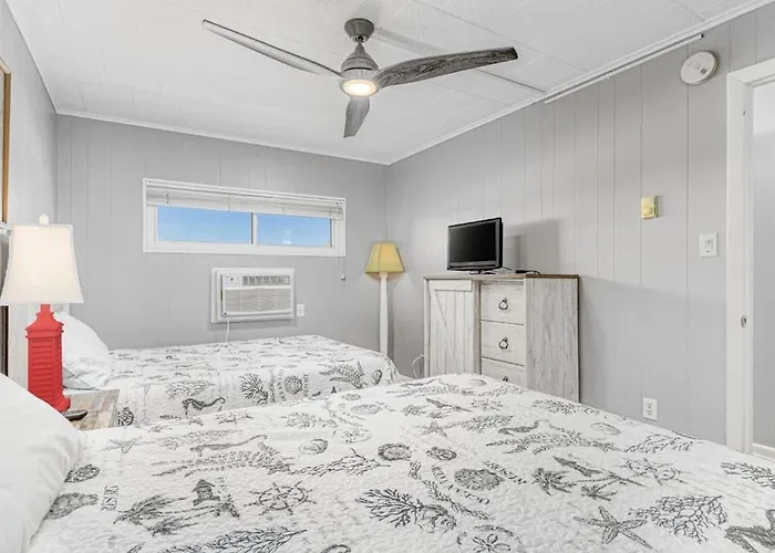 Oceanfront Calypso With Ocean View Balcony Wifi Laundry & Shared Pool Holiday home